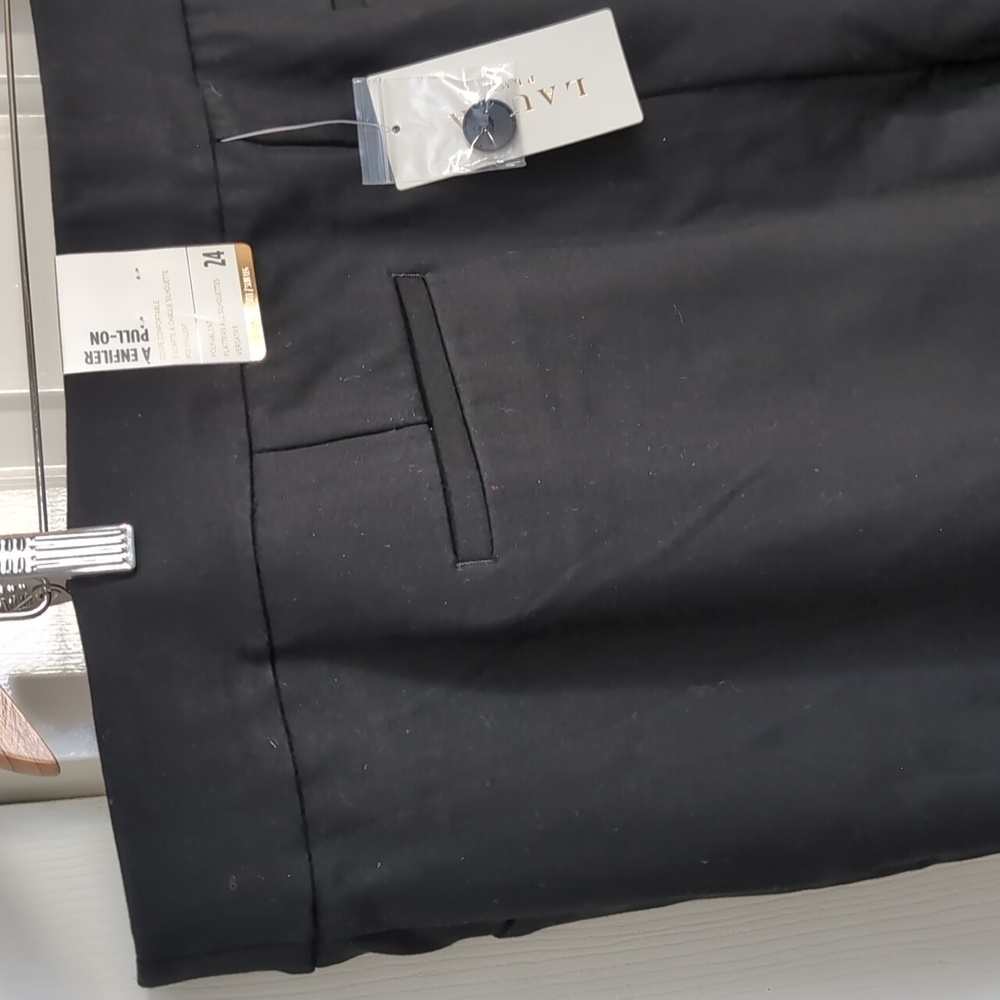 Laura Plus Pull On Pants Slim Leg Button ankle detail  Black PLUS Size 24 NWT